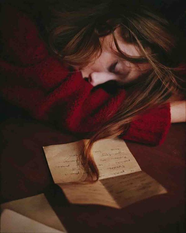 عکس دختر خوابیده روی نامه