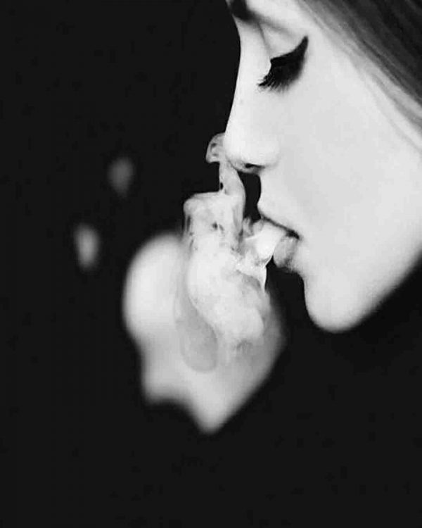 عکس دختر دود سیگار شاخ