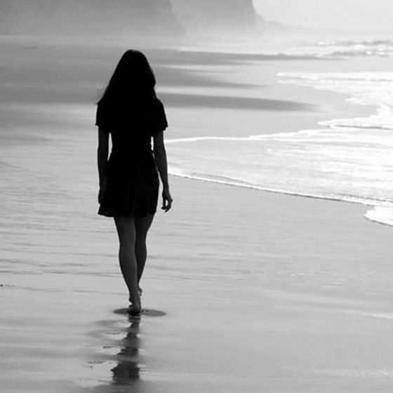عکس دختر تنها در ساحل