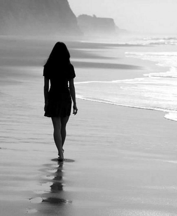 عکس دختر تنها در ساحل