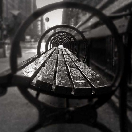 عکس پروفایل خفن صندلی باران سیاه سفید