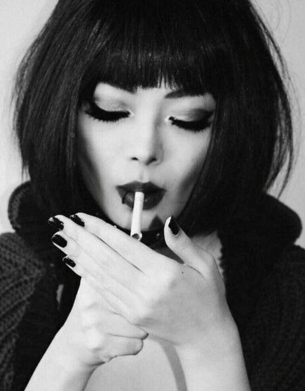 پروفایل دخترونه شاخ خفن با سیگار سیاه و سفید