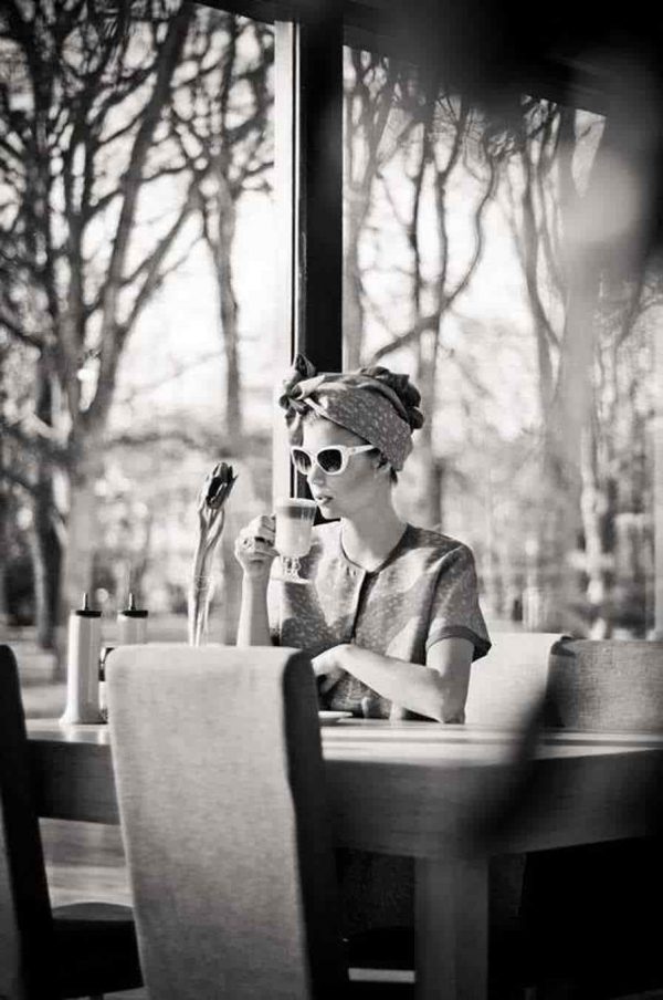 دختر لاکچری در کافه با عینک آفتابی