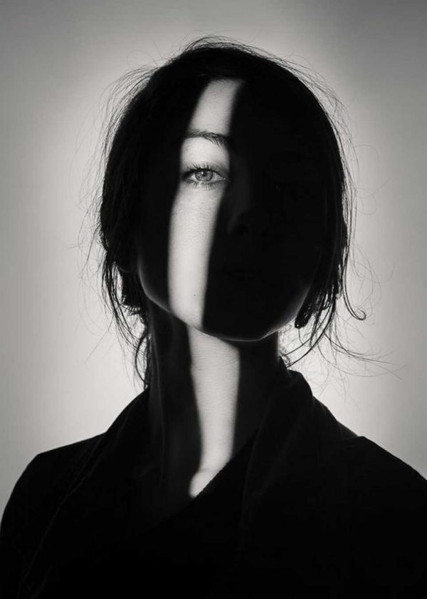 عکس پروفایل دخترونه پرتره هنری سیاه و سفید با سایه