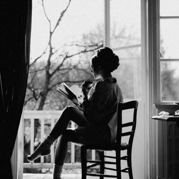 دختر جذاب در حال کتاب خوندن سیاه و سفید