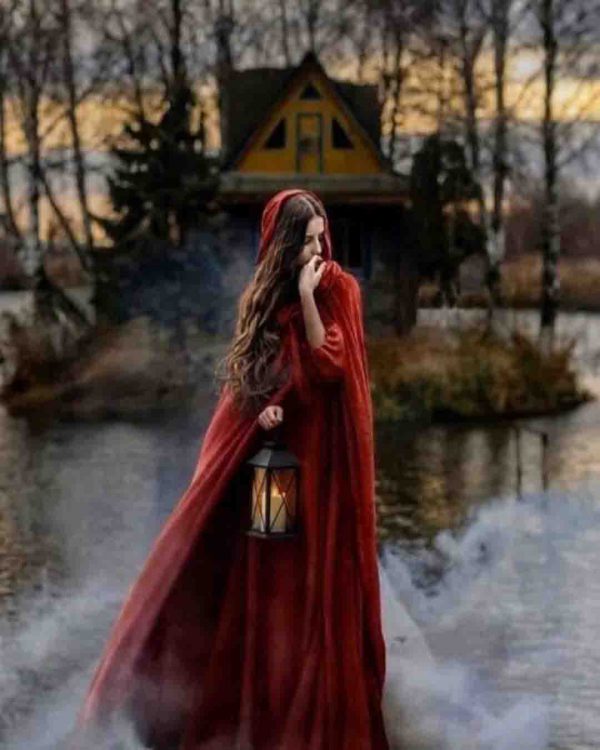 عکس دختر فانوس به دست لباس قرمز
