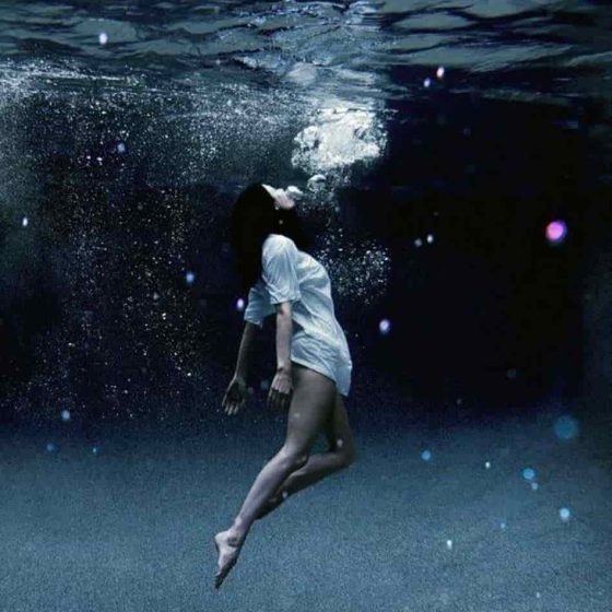 عکس پروفایل دخترونه غرق در آب