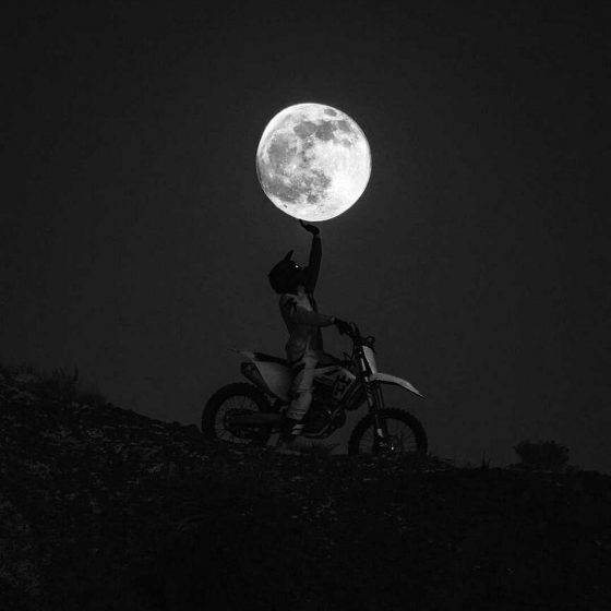 عکس پسر تو شب با ماه