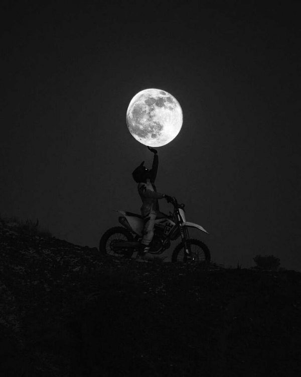 عکس پسر تو شب با ماه