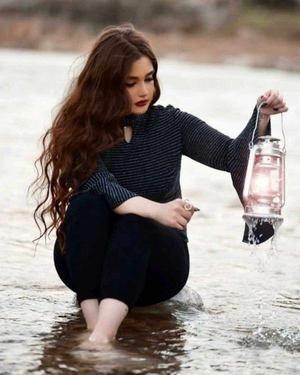 عکس پروفایل دخترانه احساسی غمگین با فونوس در رودخانه