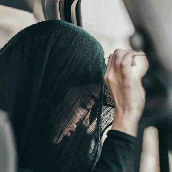 عکس غمگین و احساسی از دختر با حجاب روسری مشکی