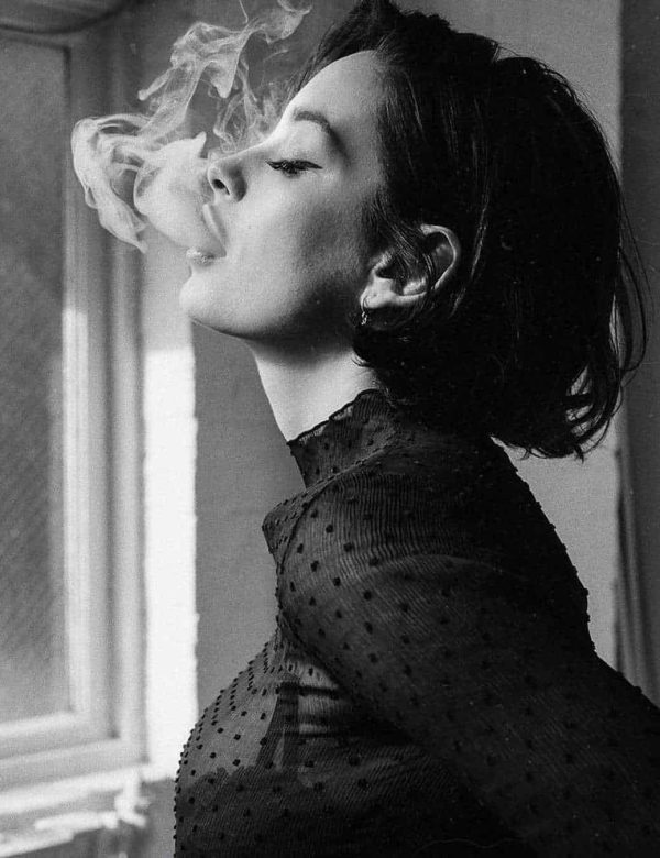 عکس دختر غمگین با سیگار سیاه و سفید