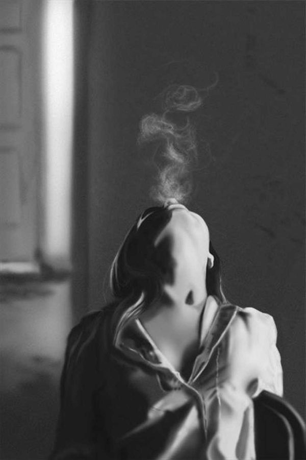 پروفایل سیاه و سفید غمگین دخترانه با سیگار