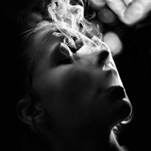 عکس دختر با دود سیگار سیاه و سفید هنری