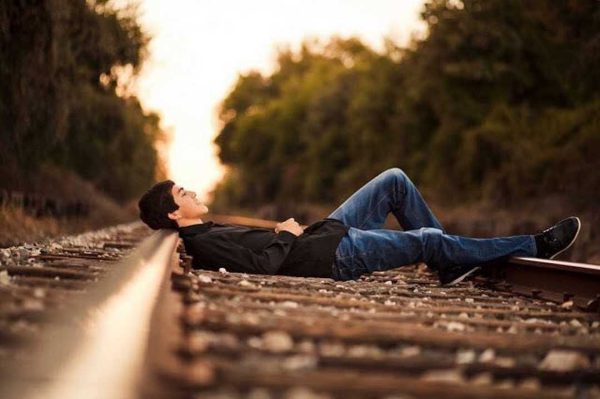 عکس پروفایل واتساپ پسرانه بدون متن خوابیده روی ریل قطار