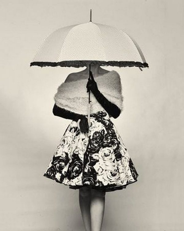 عکس دختر با چتر برای پروفایل سیاه و سفید