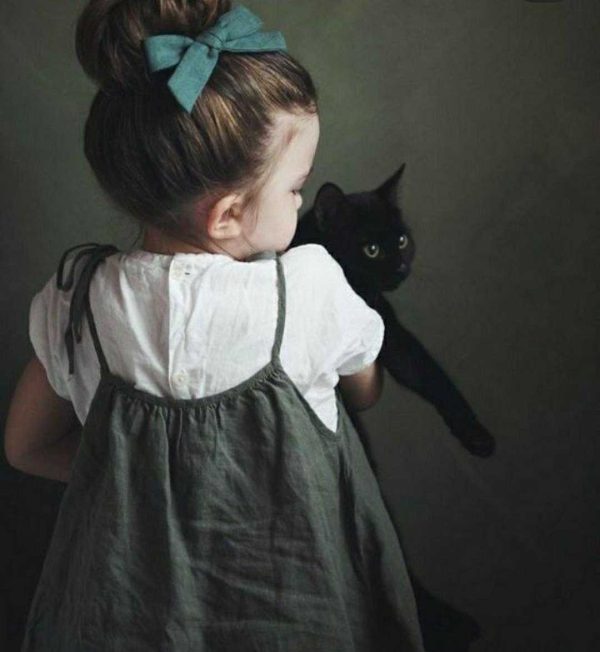 دختر بچه ناز با گربه سیاه